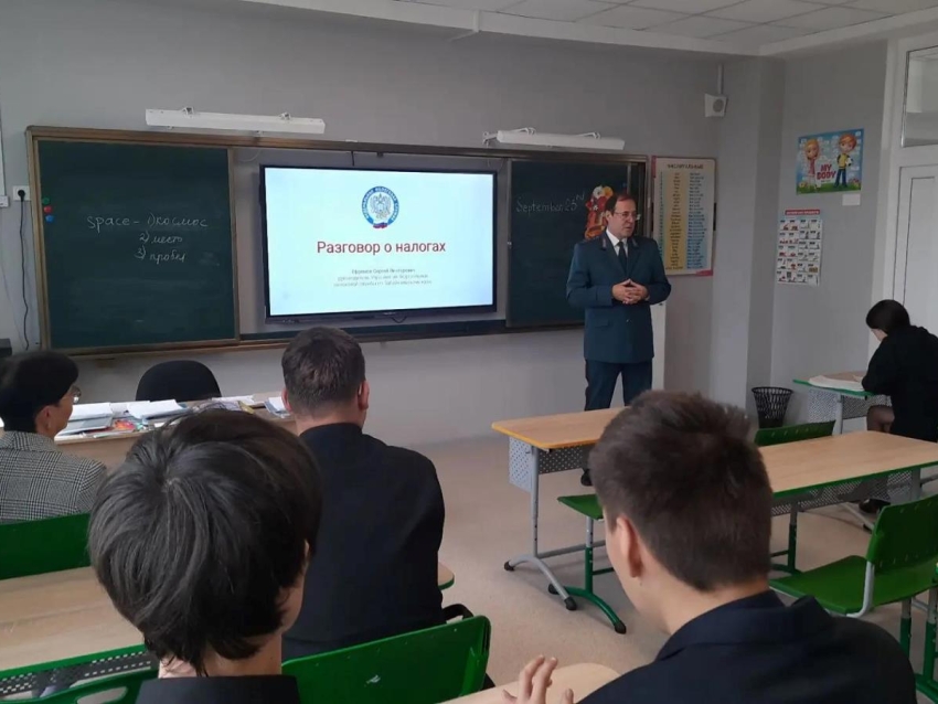 Урок налоговой грамотности для школьников провел руководитель налоговой службы Забайкалья
